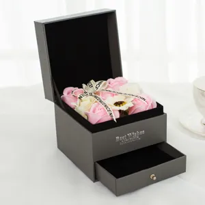 Elegante scatola regalo a doppio strato con rose di sapone artificiali per occasioni speciali.