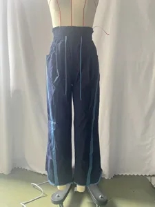 Gedetailleerd overzicht dames casual broek met contraststrepen en trekkoord.
