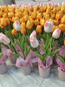 Künstlicher Tulpen Blumenstrauß Detailansicht, farbenfrohe gelbe und rosa Blumen im Topf.
