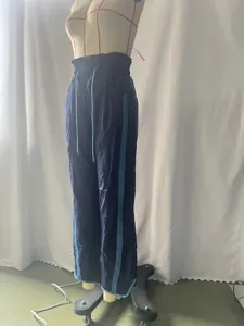 Casual losse sportbroek voor dames met handig trekkoord en contrasterende zijstrepen.