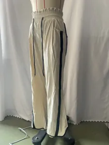 Detailweergave van de casual broek met contrasterende zijstrepen en een verstelbaar koord.