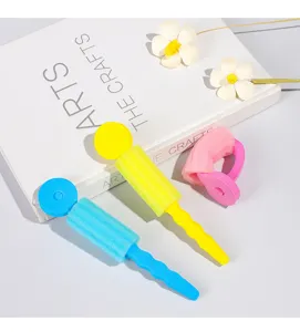 Vue détaillée de bigoudis en éponge colorés pour femmes, outils de coiffure DIY doux pour frange.