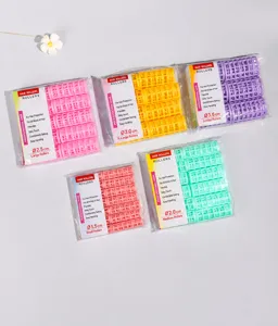 Vista dettagliata di bigodini per capelli in plastica colorata di varie dimensioni per lo styling.