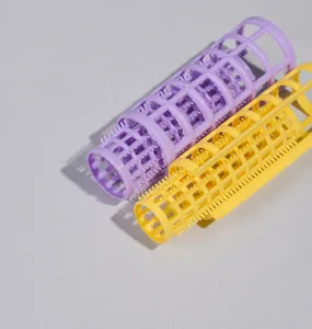 Set di bigodini in plastica con denti per frangia, vista dettagliata della struttura.