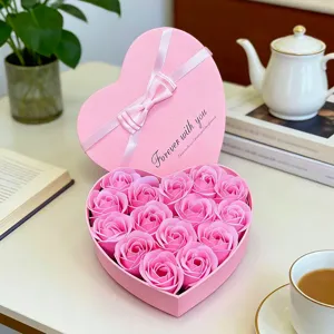Rosa herzformige Seifenblumen Geschenkschachtel Detailansicht, romantisches Geschenk fur sie.