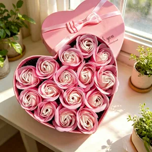 Herzförmige Geschenkbox Detail mit rosa Seifenrosen in romantischer Fensterkulisse.