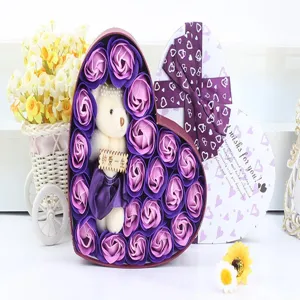 Valentinstag Geschenk Herzform Schachtel lila Seifenrosen künstliche Blumen mit süßem Teddybär Detail