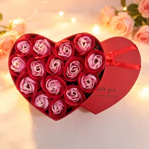 Detail der romantischen herzförmigen Geschenkschachtel mit 15 rosa Seifenrosen für den Valentinstag.