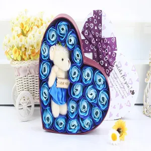 Herzförmige Geschenkschachtel mit blauen Seidenrosen und süßem Teddybär, perfektes Präsent.