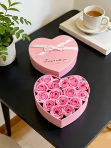 Herzform Seifenrosen Geschenkbox Detailansicht mit romantischer Blumenarrangement und Schleife.