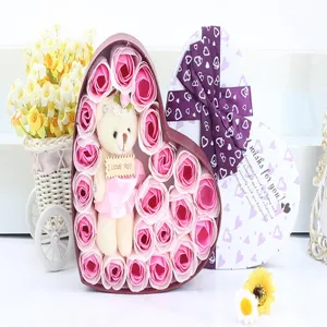 Herzförmige Geschenkbox mit bunten Seifenrosen und süßem Bär, ideal für den Valentinstag.