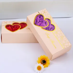 Detailansicht der Seifenblumen Geschenkschachtel mit Herzfenster, romantische Rose fuer Valentinstag.