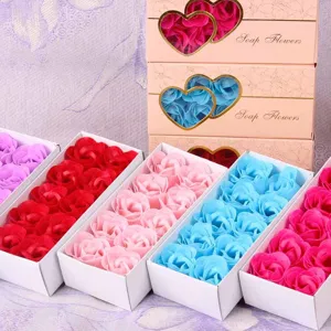 Detailansicht von herzförmigen Geschenkboxen mit bunten Rosen aus Seife für Anlässe.