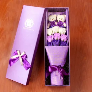Romantischer 9-Kopf-Seifenrosenstrauß mit süßen Bären in einer luxuriösen lila Geschenkschachtel.