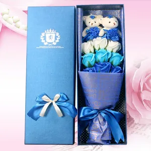 Seifenblumen Geschenkbox mit 9 Rosen und zwei süßen Teddys, ideal zum Valentinstag und Frauentag.