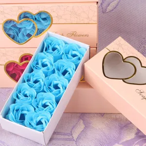 Rosa Geschenkschachtel mit Herzfenster und blauen Seifenrosen, ideal als Valentinstagsgeschenk.