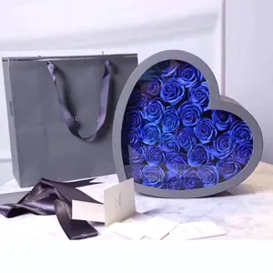 Set scatola regalo di rose di sapone blu a cuore con elegante borsa grigia e nastro.