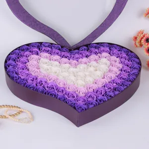 Vue détaillée de la boîte cadeau de roses en savon cœur, arrangement de roses violettes.