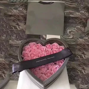 Scatola regalo di rose di sapone a forma di cuore con nastro e borsa, ideale per San Valentino.