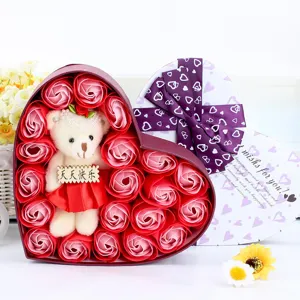 Herzförmige Seifenrosen-Geschenkbox mit süßem Teddybär, perfektes Valentinstag-Geschenk.