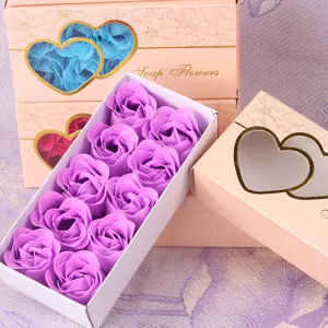 Detailansicht einer schönen lila Rosenseife Geschenkbox mit herzförmigem Fensterdesign.