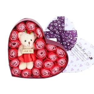 Valentinstag Geschenk Herz Seifenrosen Box mit süßem Teddybär und großer Dekoration.