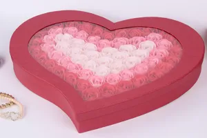 Vue détaillée d'un coffret cadeau de roses de savon en forme de cœur avec des fleurs dégradées.