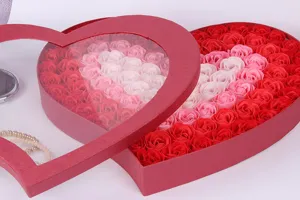 Coffret cadeau de fleurs de savon roses en forme de coeur, details pour la Saint-Valentin
