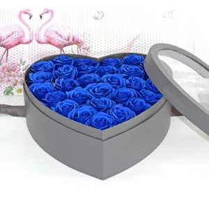 Dettaglio confezione regalo rose di sapone blu a cuore, romantico regalo per San Valentino.