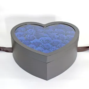 Scatola regalo a forma di cuore con rose di sapone blu, perfetto pensiero romantico.