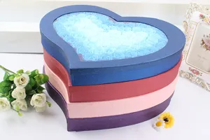 Boîte cadeau en forme de cœur remplie de roses en savon bleues, vue détaillée du kit romantique.