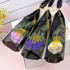 Gedetailleerd uitzicht van drie kunstmatige zeeprozen in geschenkverpakking voor decoratie.