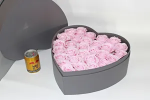 Scatola regalo a cuore con rose di sapone rosa per San Valentino, dichiarazioni e compleanni.