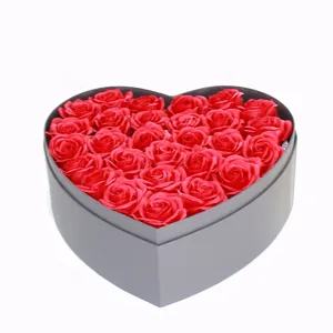 Meravigliosa scatola regalo a forma di cuore con rose di sapone rosse per ogni San Valentino.
