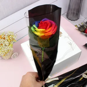 Gedetailleerd uitzicht op kunstmatige regenboog zeeproos bloemboeket met zwarte cadeauverpakking.