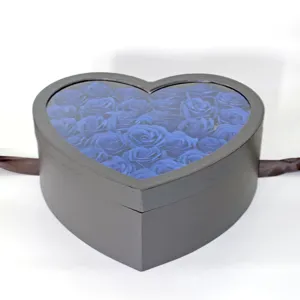 Scatola regalo nera a forma di cuore con bellissime rose di sapone artificiali blu per occasioni
