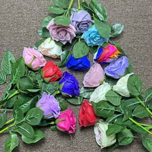 Kleurrijk kunstmatig zeeproos bloemenboeket voor huis bruiloft decoratie en Valentijnsdag.