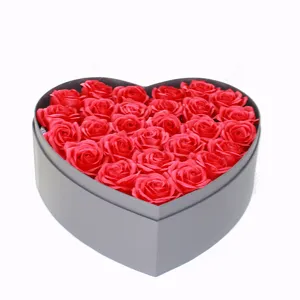 Scatola regalo a forma di cuore riempita con rose rosse di sapone per la festa degli innamorati.