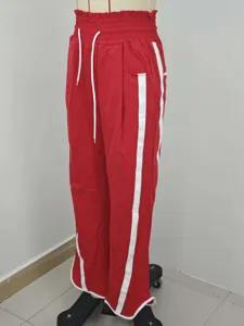 Rode casual broek met wijd uitlopende pijpen, witte zijstrepen en handig trekkoord.