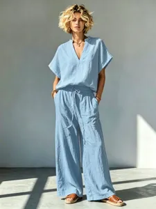 Γυναικείο καλοκαιρινό casual σετ με V λαιμόκοψη κοντομάνικο πουκάμισο και φαρδύ παντελόνι.