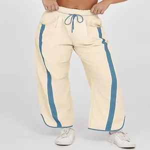Detail van de casual damesbroek met contrasterende zijstrepen en comfortabele tailleband.