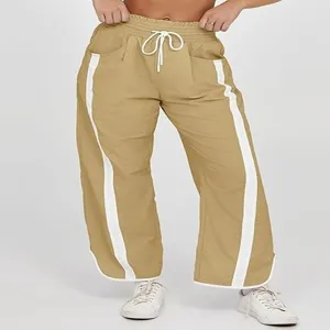Losse kaki vrijetijdsbroek met witte zijstrepen en een comfortabele trekkoorden taille.