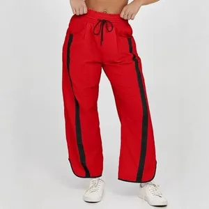 Rode casual losse joggingbroek met trekkoord en zwarte zijstrepen voor dames fitness.