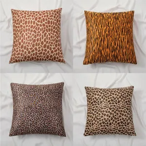Vue détaillée de quatre housses de coussin décoratives avec motifs animaliers tendance.
