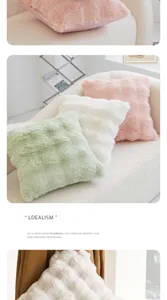 Nahaufnahme Detail der weichen flauschigen Kissenbezüge im gemütlichen Wohnzimmersofa.