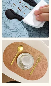 Details des geprägten Leder-Tischsets mit wasserdichter Oberfläche und eleganter Dekoration.