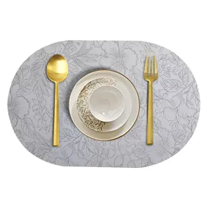 Elegante graue ovale Leder-Tischmatte mit geprägtem Blumenmuster für den Esstisch.
