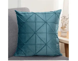 Skandinavisches Samtkissen mit geometrischem Rautenmuster, weicher Sofakissenbezug.