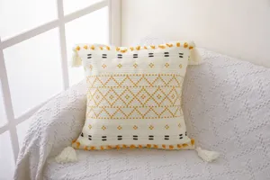 Housse de coussin boho scandinave en coton tisse avec pompons geometrique pour decoration