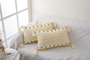 Vue détaillée de la housse de coussin boho en coton tissé avec glands, style nordique.